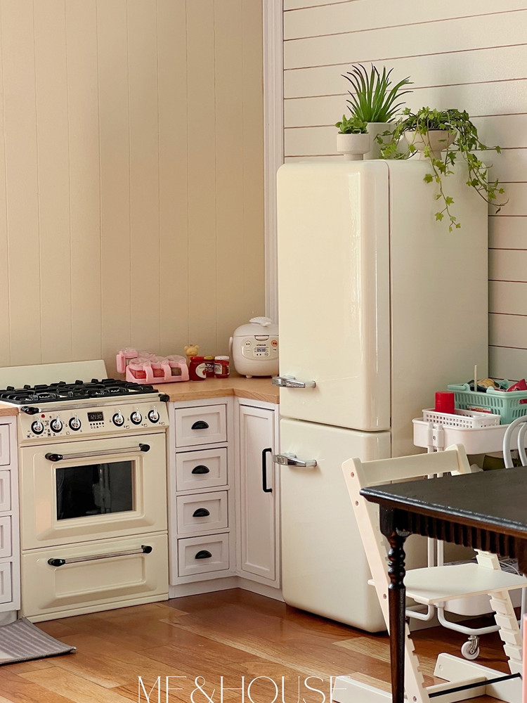 Kitchen Appliances Refrigerators - Réfrigérateur en métal avec lumière, modèle